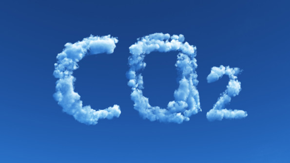 Moln på blå himmel formade till ordet CO2 för att illustrera koldioxid.