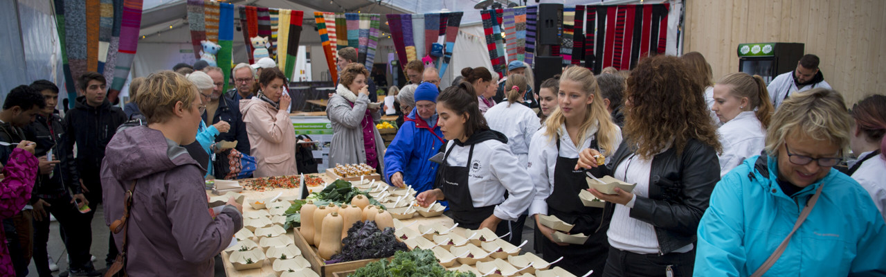 Studenter på gastronomiprogrammet lagar mat på Umeå Smakfestival