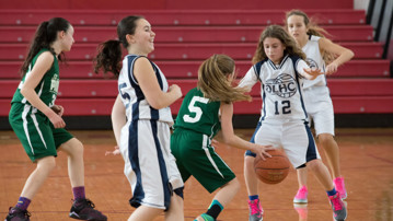 Ungdomar som spelar basket.