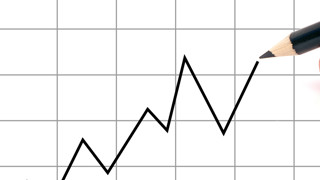Montage av hand och illustration som visar någon som ritar en kurva i ett diagram.