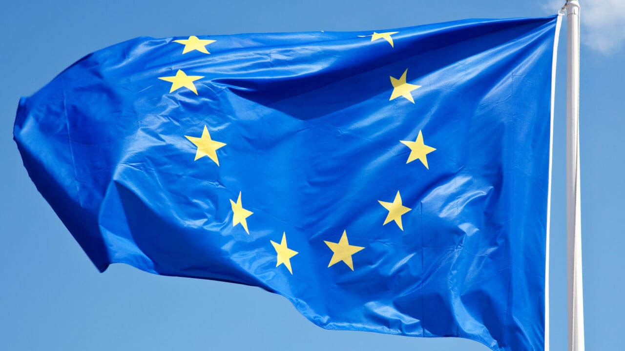 Närbild på EU-flagga som vajar i vinden.