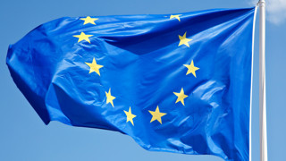 Närbild på EU-flagga som vajar i vinden.