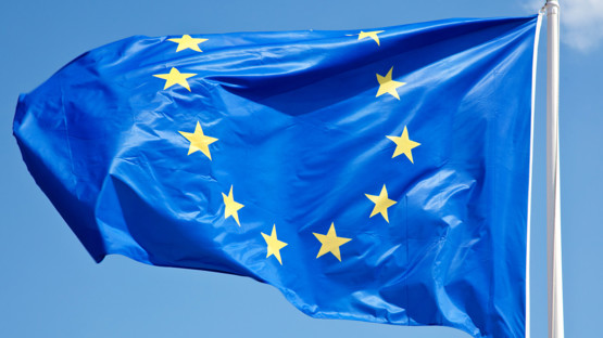 Närbild på EU-flagga som vajar i vinden.