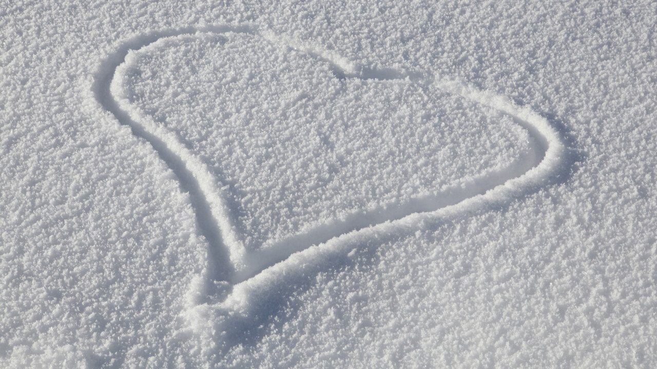 Hjärta ritat i snö.