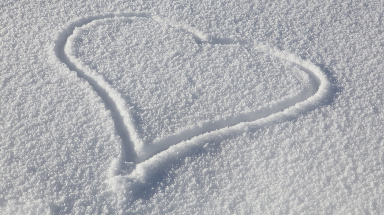 Hjärta ritat i snö.