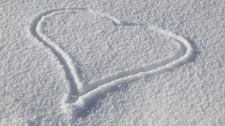 Hjärta ritat i snö.