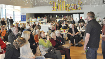 Publiken ställer frågor vid evenemanget Fika efter en forskare.
