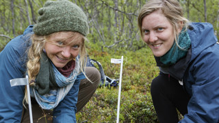 Hannah Rosenzweig och Lara Schmitt gör sin praktik vid CIRC. Här avbildade på Nuolja forskningsstig.