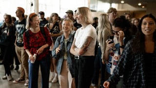Publiken väntar på att artisten Cleo ska spela.