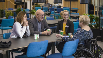 Deltagare i AIMday 2018 samtalar vid ett bord.