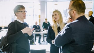Deltagare samtalar under evenemanget AIMday – en mötesform för forskare, företag och organisationer.