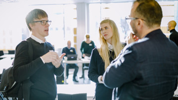 Deltagare samtalar under evenemanget AIMday – en mötesform för forskare, företag och organisationer.