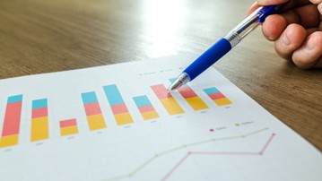 Statistik och stapeldiagram utpekade med penna