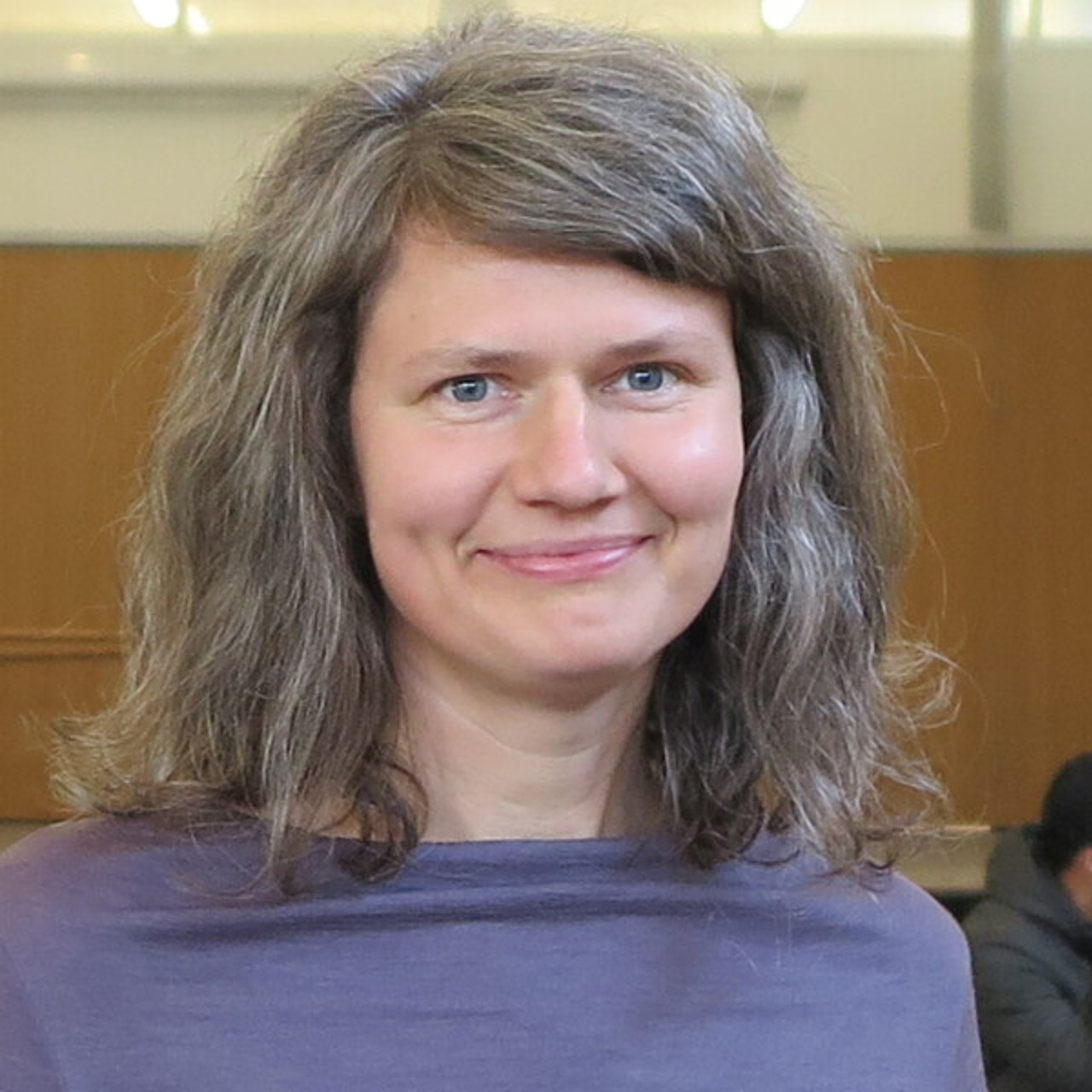Gästforskare Anita Vaivade stående i Humanisthuset.