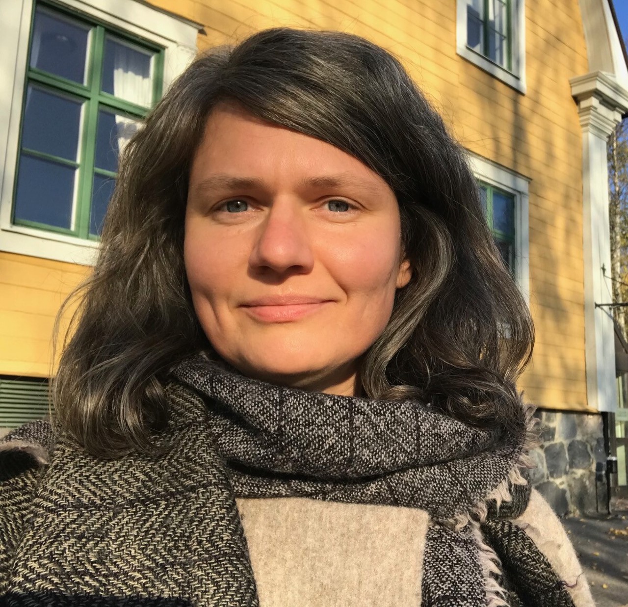 Anita Vaivade, gästforskare vid etnologi, stående vid Sävargården.