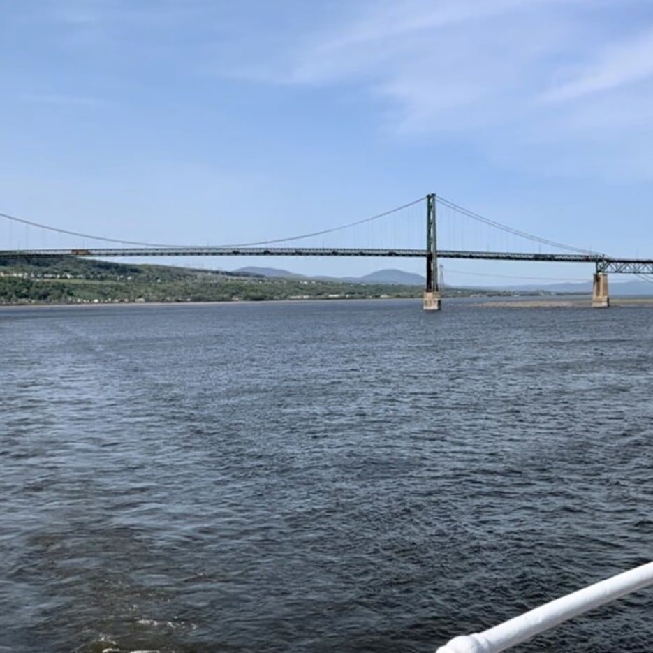 Vy över Quebecs vatten, från en båt.