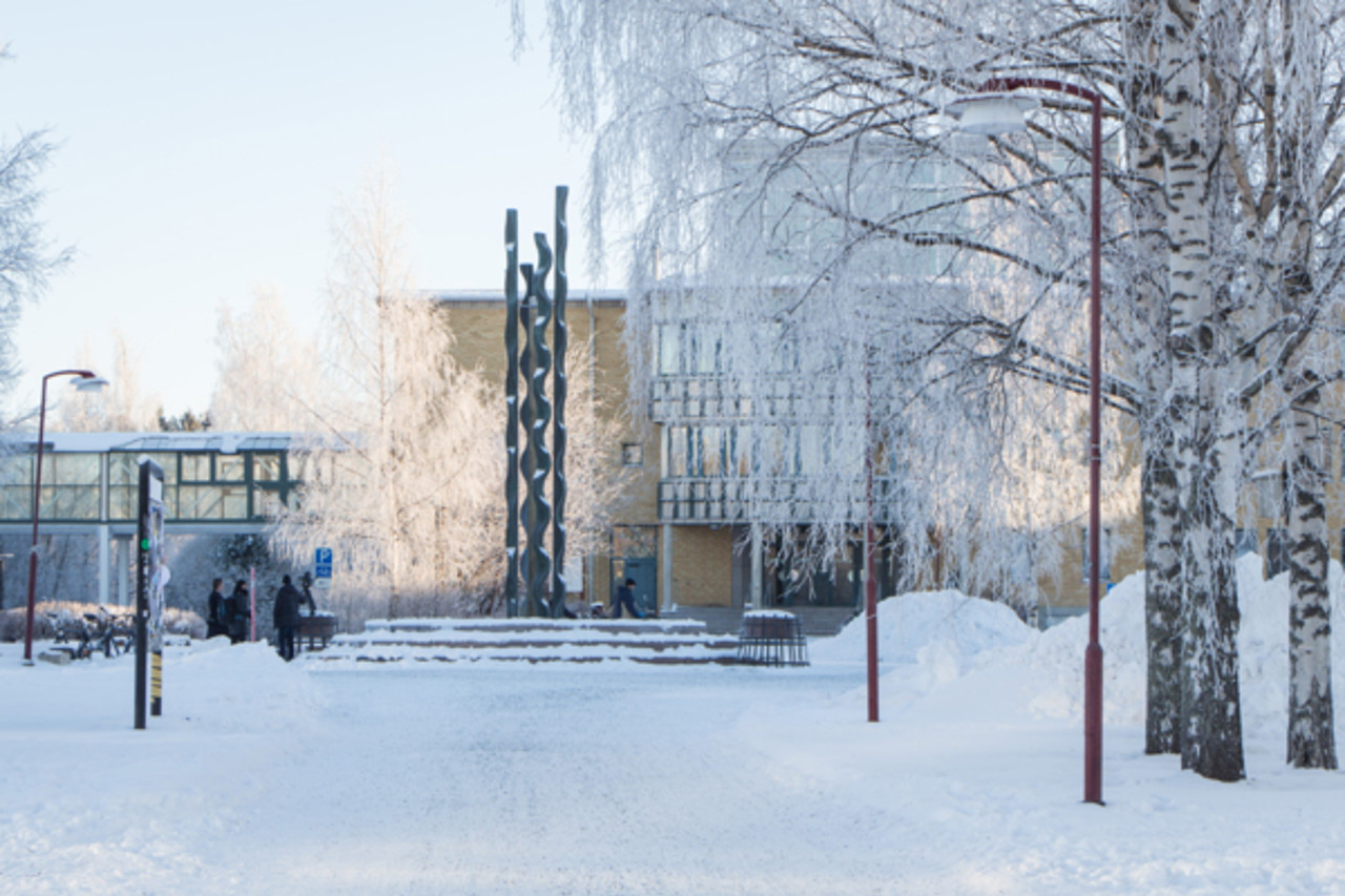 Bild på campus vintertid