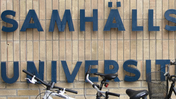 Samhällsvetarhuset och Universitetsbiblioteket. Fasad med skyltar.