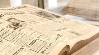 Uppslag över gamla tidningssidor