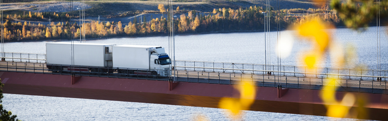 Långtradare kör över Höga kusten-bron.