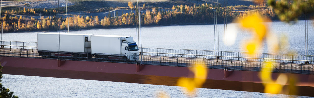 Långtradare kör över Höga kusten-bron.
