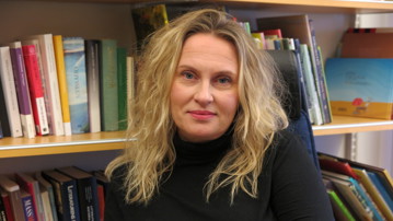 Porträtt på Maria Jönsson, professor i litteraturvetenskap.