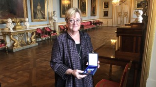 Bild på Ellinor Ädelroth när hon tog emot Konungens Medalj