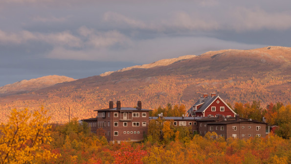 Abisko naturvetenskapliga station och fjällen i bakgrunden.