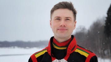Porträttbild på Jon Petter Stoor i samedräkt utomhus vintertid