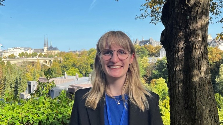 Porträtt av Julia Kenning, student vid Juristprogrammet.