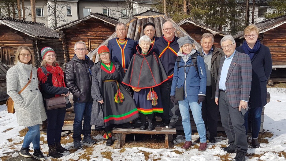 Några av seminariets deltagare samlade vid Karin Stenbergs kåta