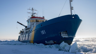 kustbevakningens fartyg KBV 181 i is