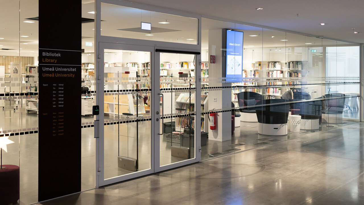 Bild över entrén till biblioteket på Konstnärligt campus