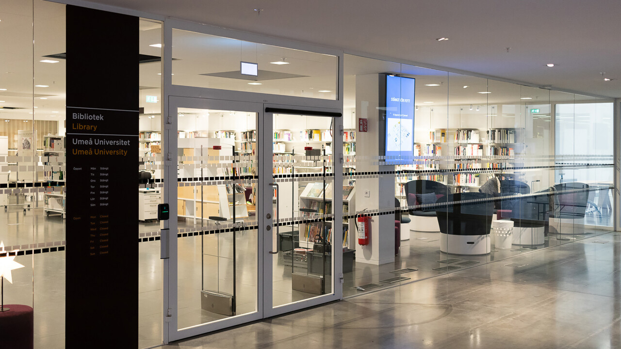 Bild över entrén till biblioteket på Konstnärligt campus