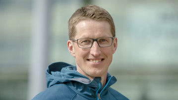 Porträtt på Rickard Lindberg, studiesamordnare och studievägledare vid Handelshögskolan, Umeå universitet.