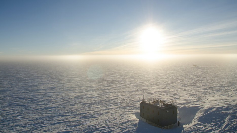 Vast snowy landscape with the sun and the horizon