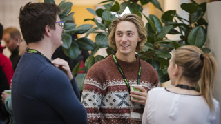 Deltagare samtalar under en fikarast vid evenemanget Räkmacka – en mötesplats för studenter och yrkesverksamma.