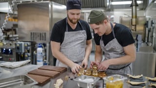 Gastronomistudenter lagar mat