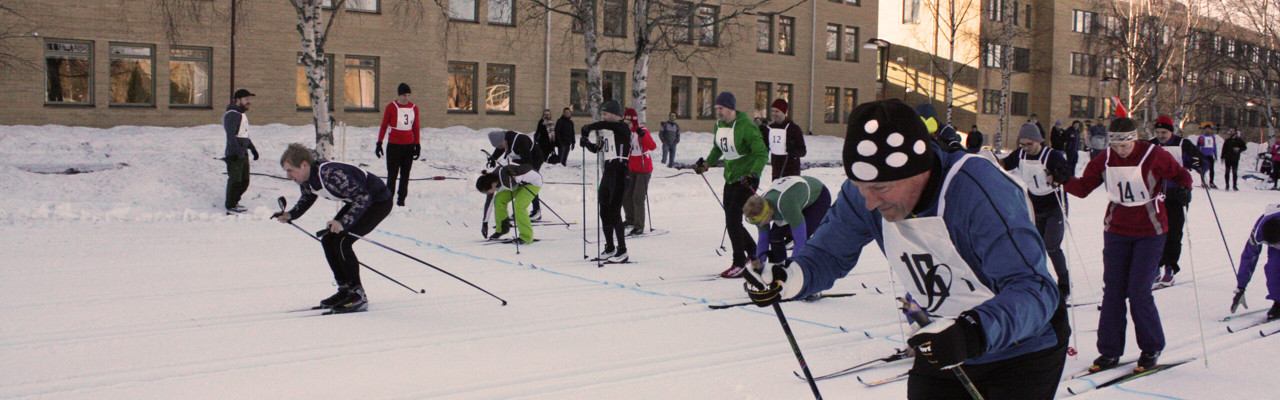 Per Gardeström, team “Joined Forces”, takes the lead after the running start, followed by Thomas Wågberg from “Snökanonerna”