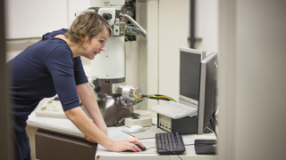 Linda Sandblad, forskarassistent vid institutionen för molekylärbiologi, Umeå universitet i sitt labb.