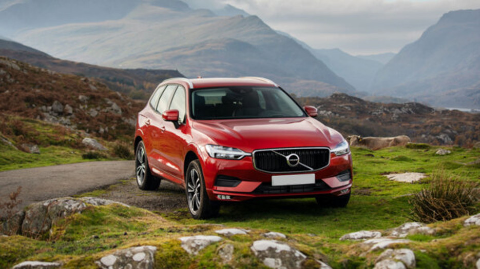Sommarbild på en röd Volvo SUV i fjällen