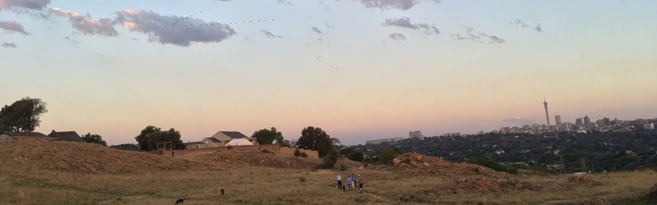Landsbyggd i Sydafrika, blå himmel och stor åker