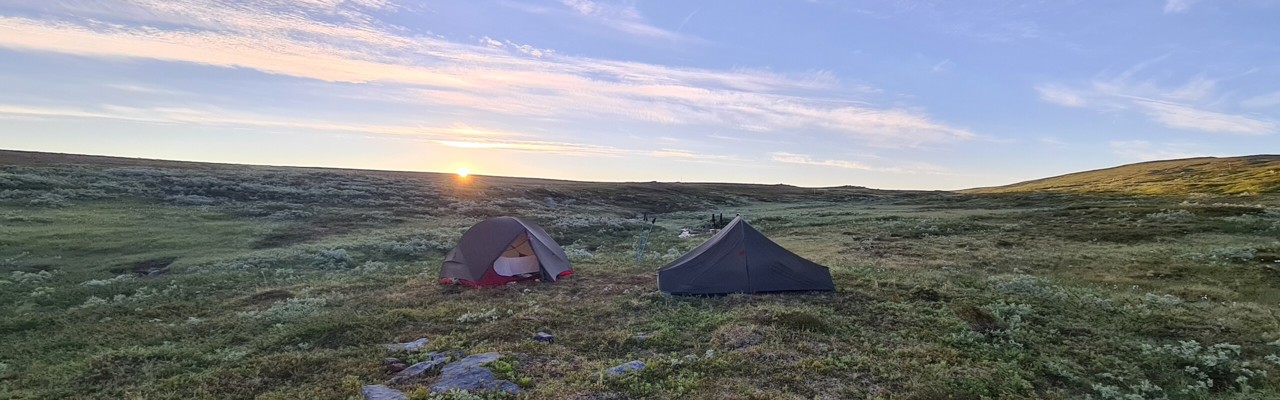 Tält i skymning i Jämtlandsfjällen