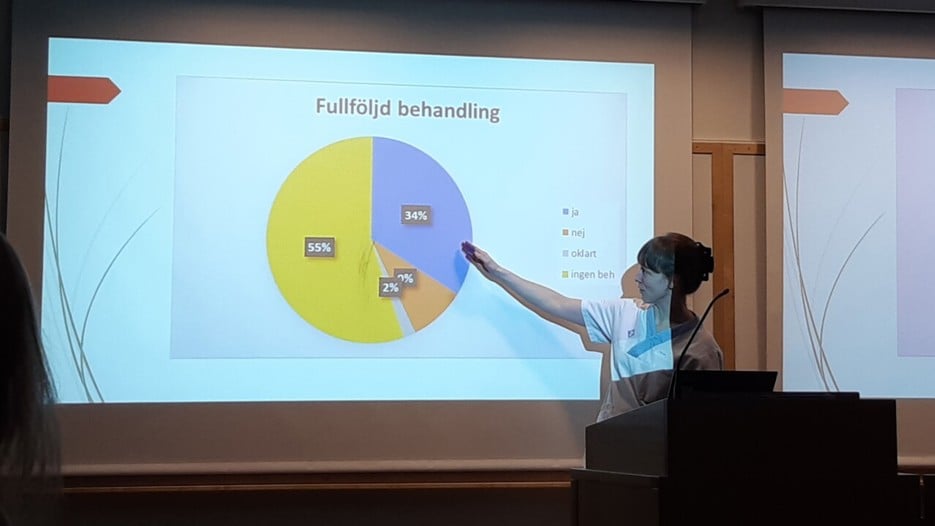 Dr. Stina Lidén, the Clinic for Infectious Disease, presenting data in front of a pie graph