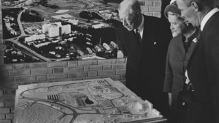 Rektor L-G Larsson visar en modell över universitetsområdet för kung Gustaf VI Adolf och prinsessan Sibylla, vid universitetets invigning 1965.