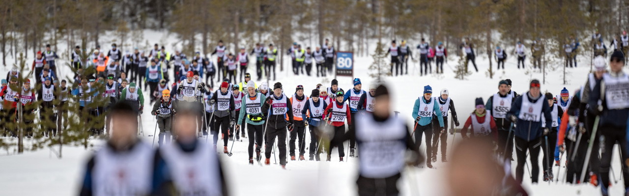 Bild på massor av människor som åker Vasaloppet