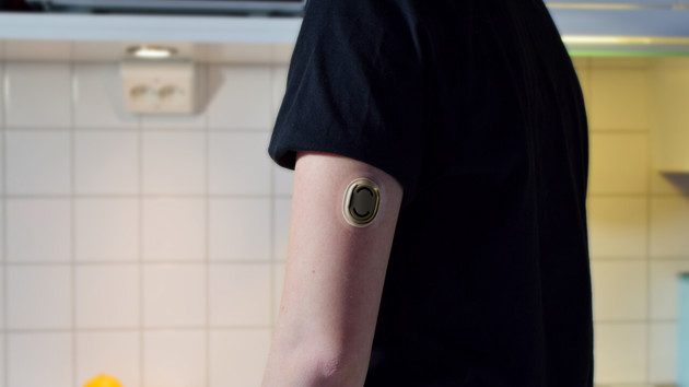 Sensor placed directly on the skin using the reusable Patch