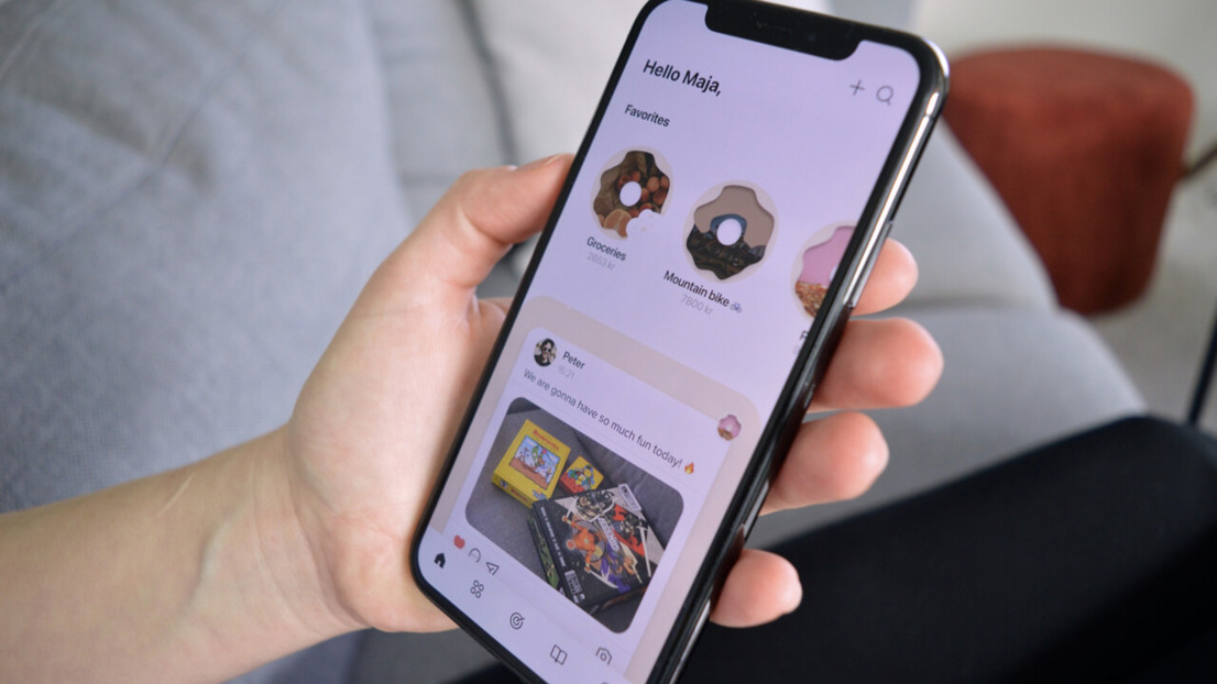 Hand som håller i en mobiltelefon