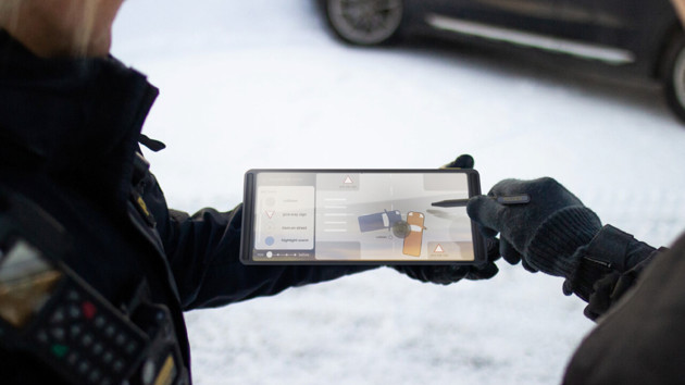 Luisa Ebeling & Nina Långström / SCRIBE: A next generation documentation tool designed for police officers operating in traffic, replacing notebooks and printed documents.