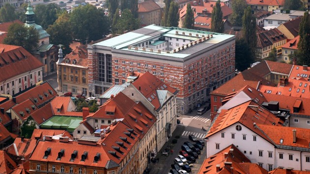 Bild ut över staden och biblioteksuniversitet i Slovenien